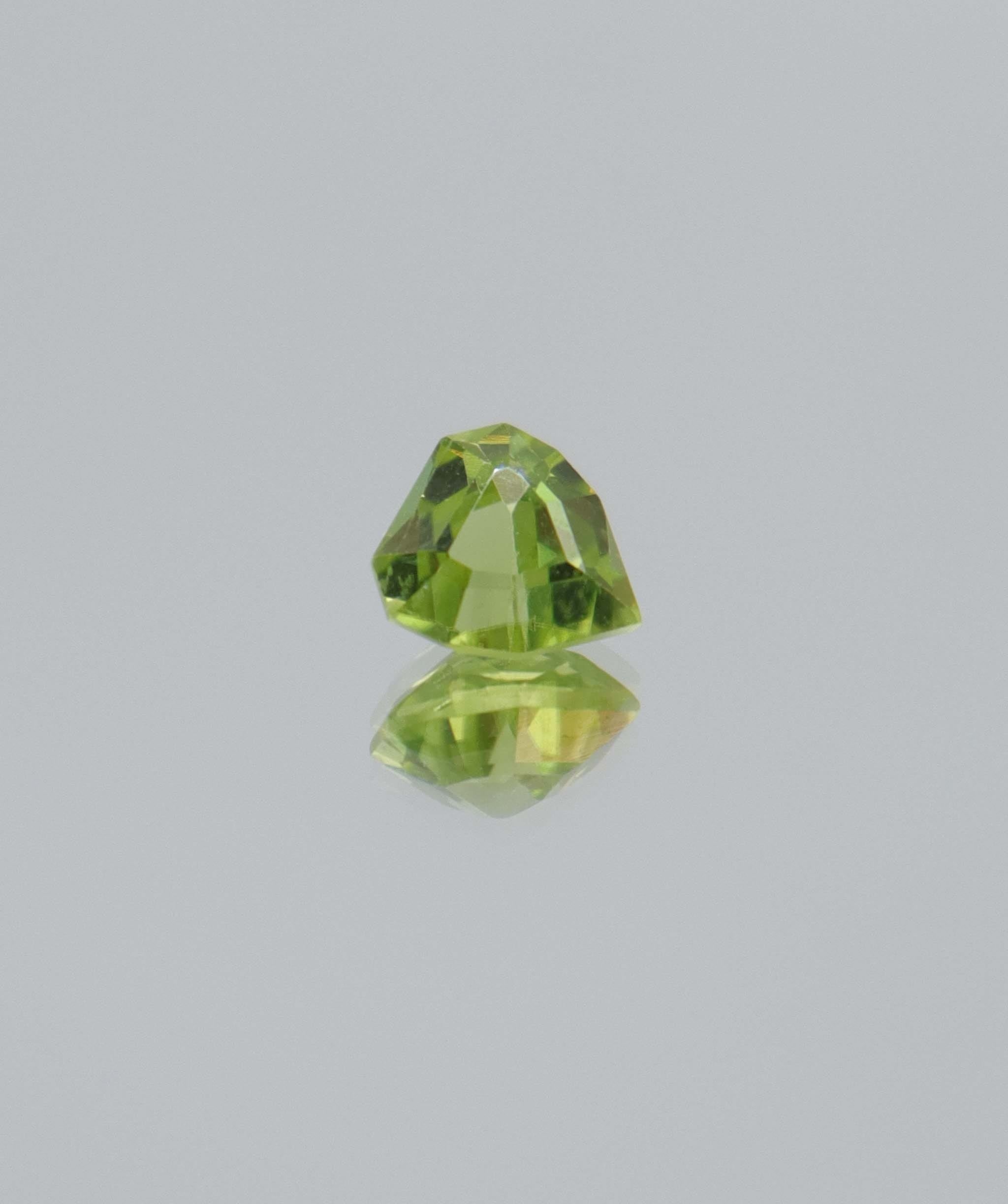 Luxury Promise 1.37ct Peridot Trillion cut DXBCD2090