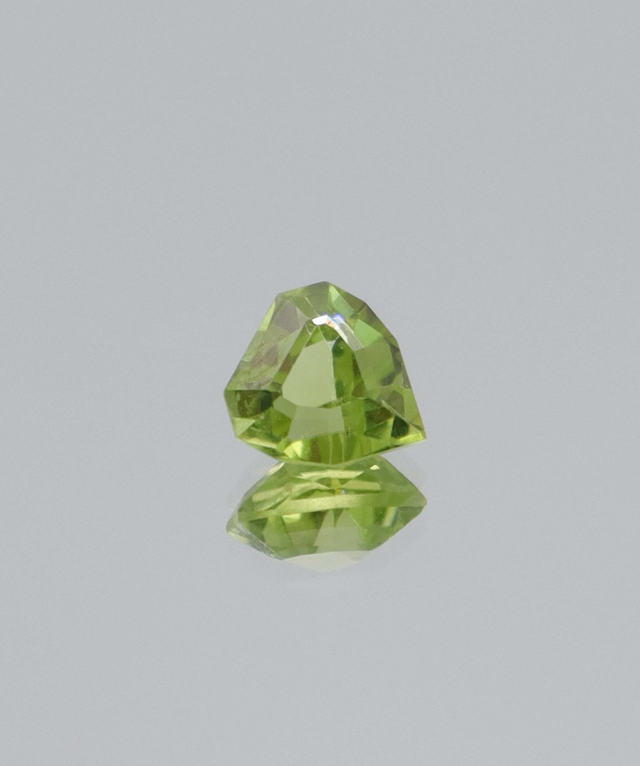 Luxury Promise 1.37ct Peridot Trillion cut DXBCD2090