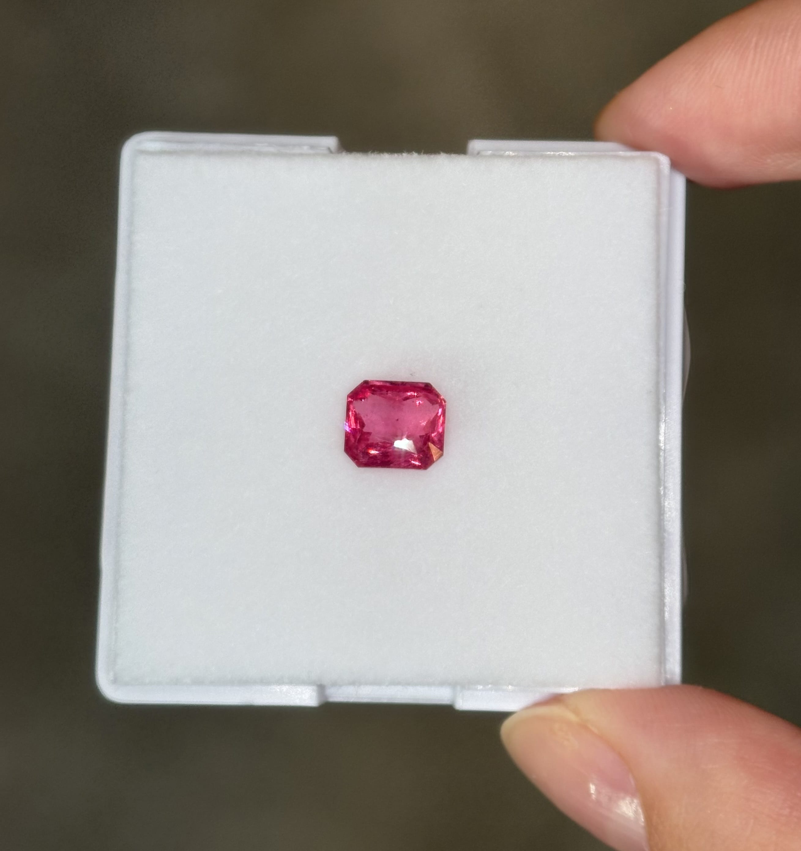 Luxury Promise 1.63ct Mahenge Spinel Vivid Pink Emerald DXBCS5919