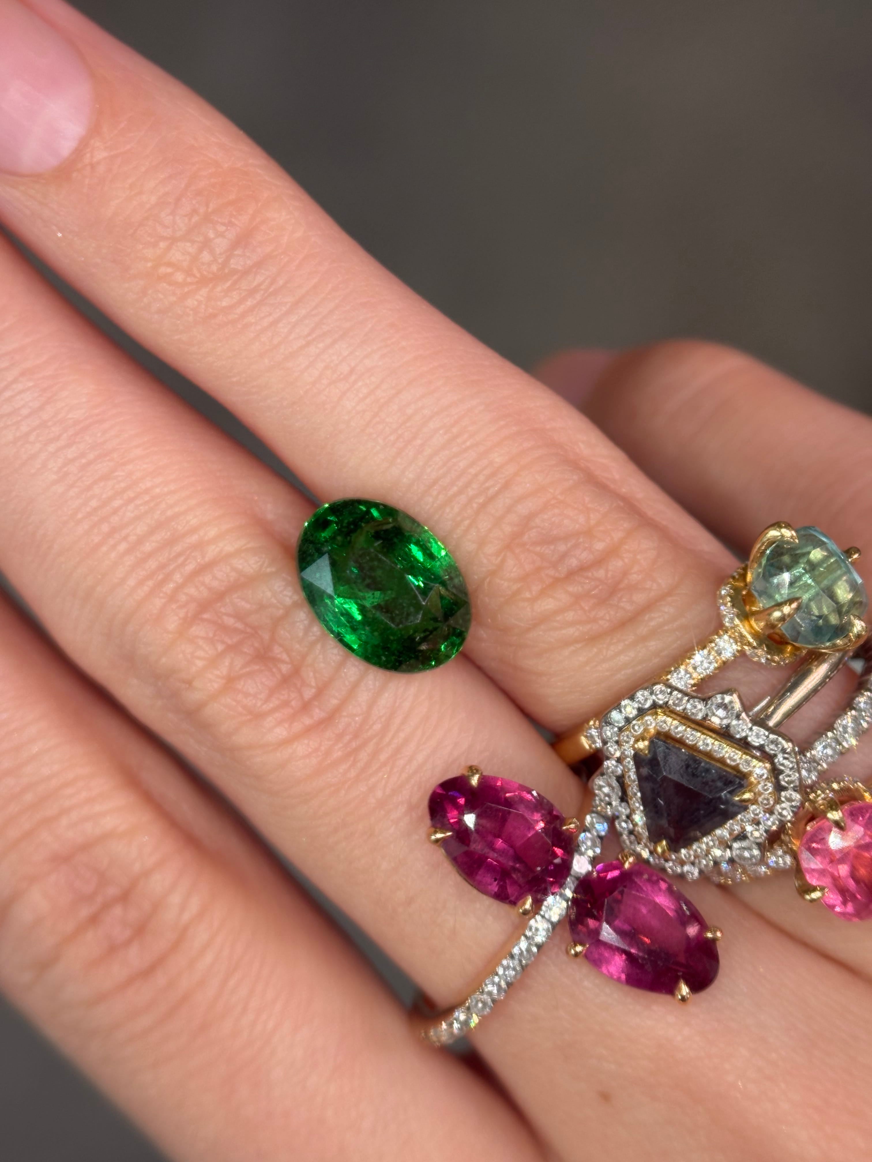 Luxury Promise 4.06ct Tsavorite Oval with Certification DXBCS5933