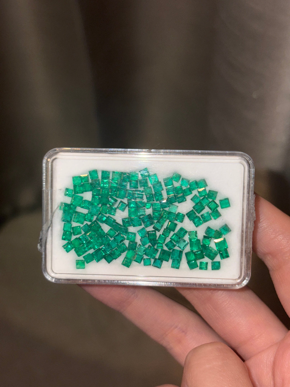 Luxury Promise 5.60ct Vivid Green Emerald Box THAIC0972