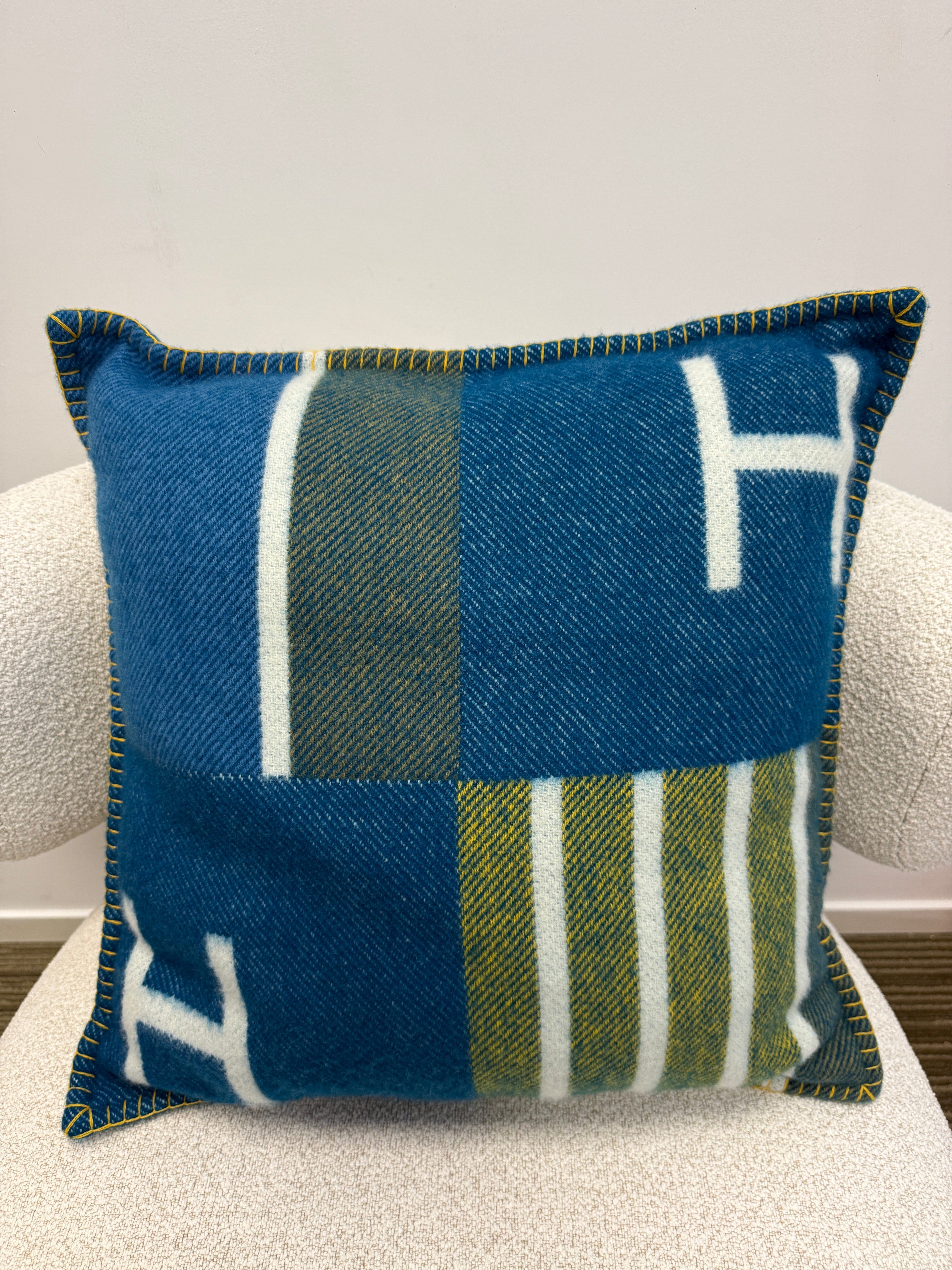 LUXURY PROMISE HERMÈS AVALON VIBRATION PILLOW Small Model in Blue & Green