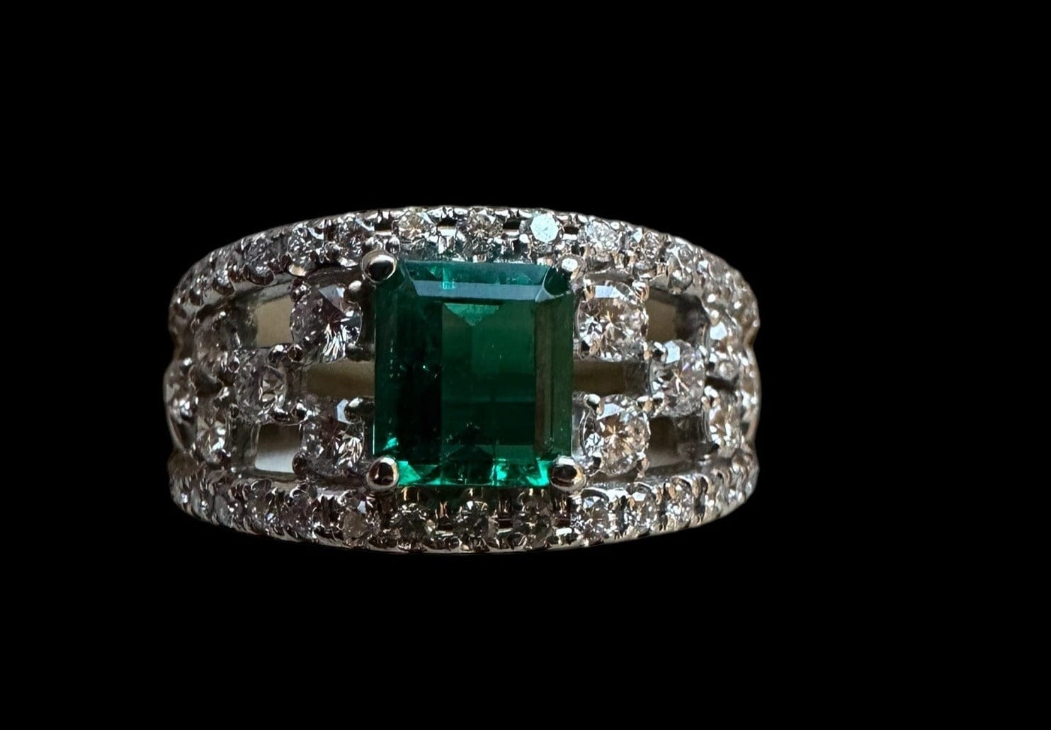 Luxury Promise 0.88ct Colombian Emerald Ring with surrounding 0.80ct Diamonds set in Platinum