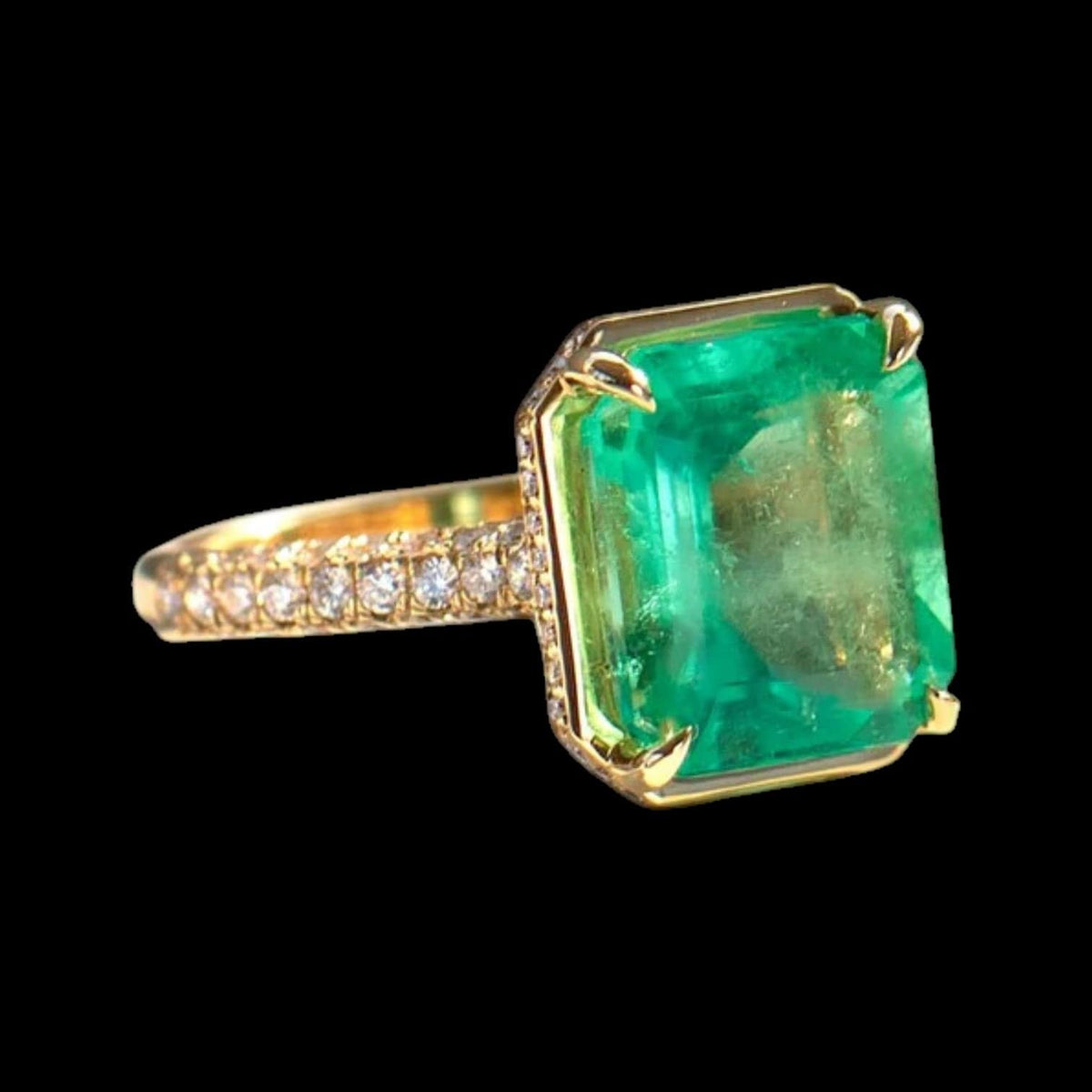 Luxury Promise 6.13ct Columbian Emerald and 0.73ct Diamond Ring set in 18K Yellow Gold