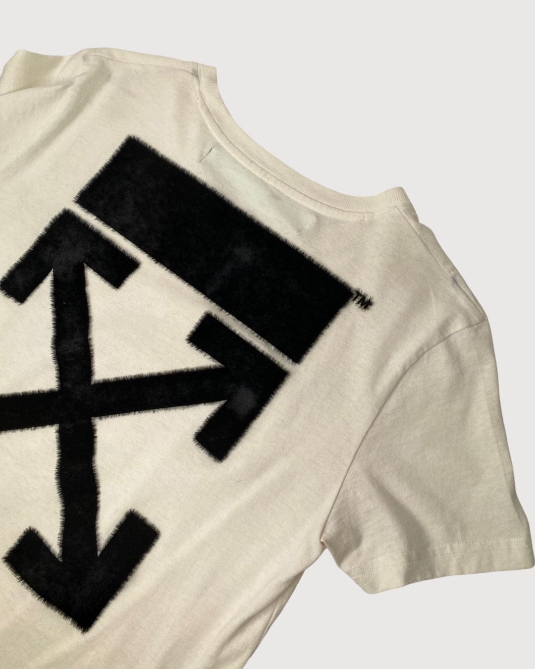LUXURY PROMISE Cream Off White Logo T-shirt, S