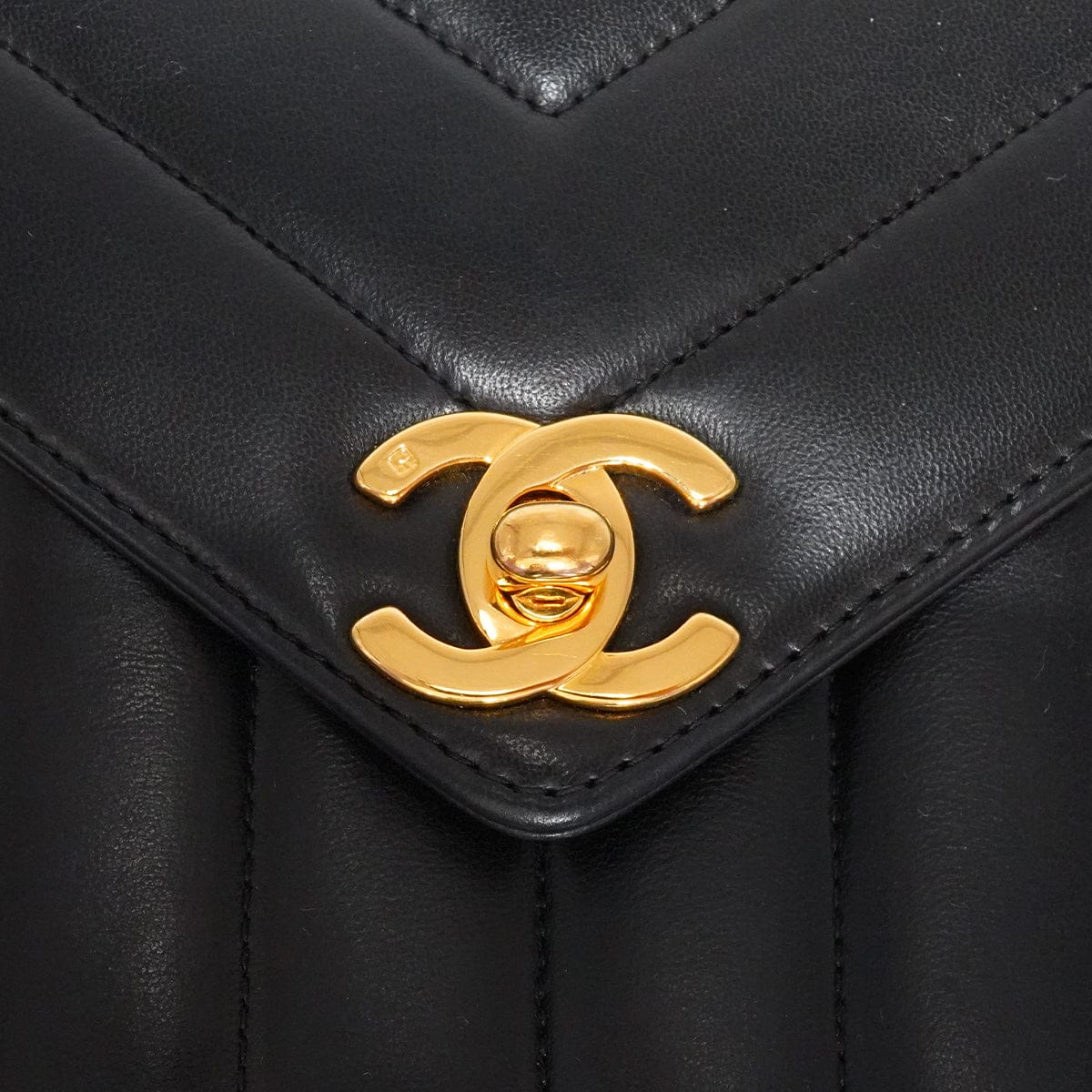 LUXURY PROMISE VINTAGE CHANEL CHEVRON V STITCH CHAIN SHOULDER BAG BLACK LAMB SKIN GOLD HARDWARE 90339645