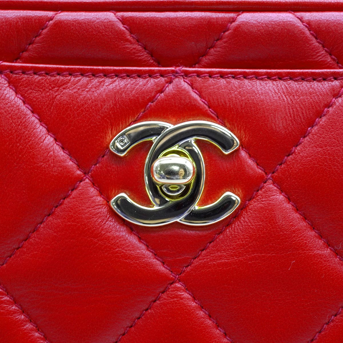 VINTAGE CHANEL MATELASSE CAMERA BAG RED LAMB SKIN GOLD HARDWARE 90338884