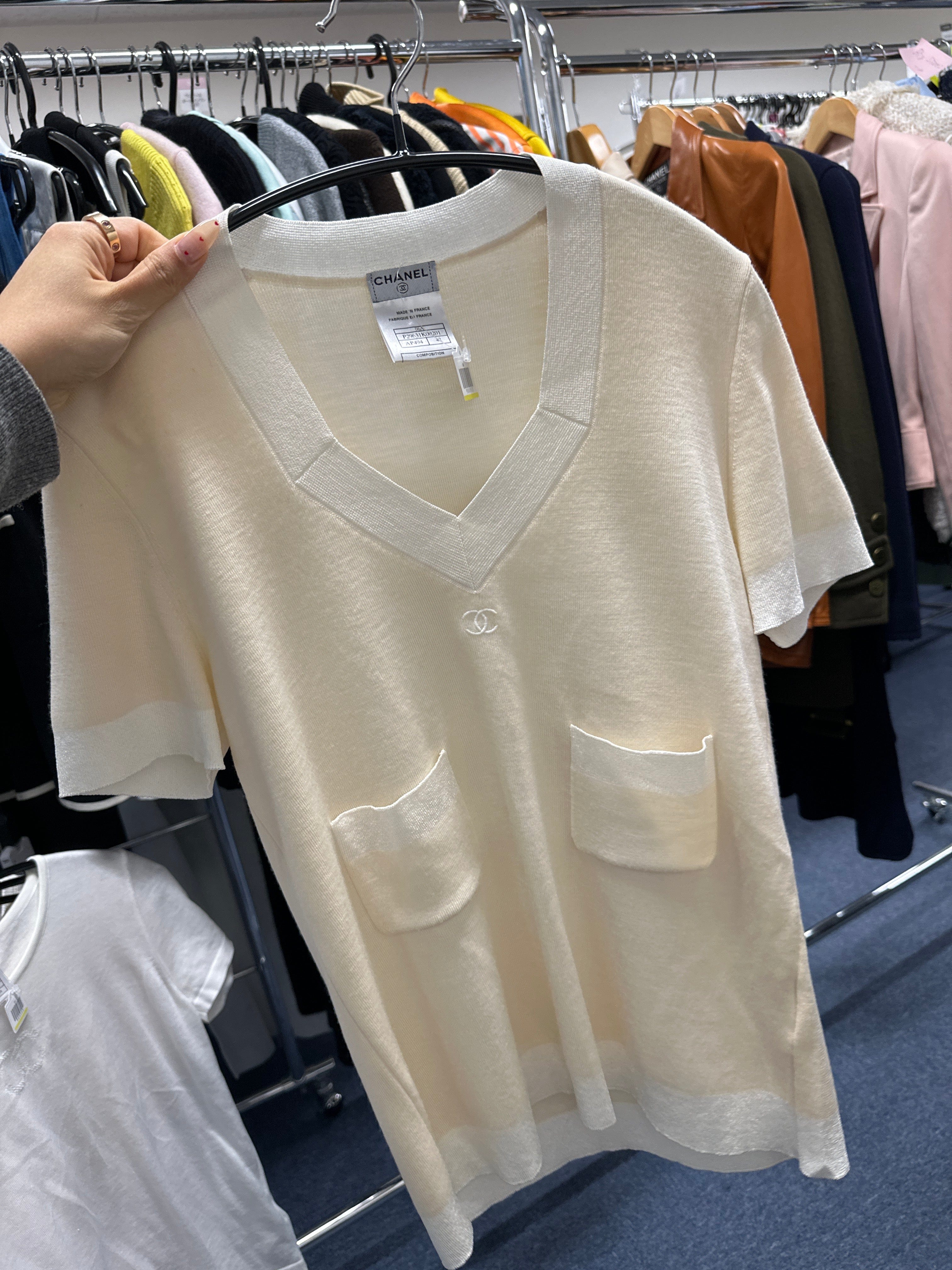 LuxuryPromise Chanel 06A cream v neck tee 42