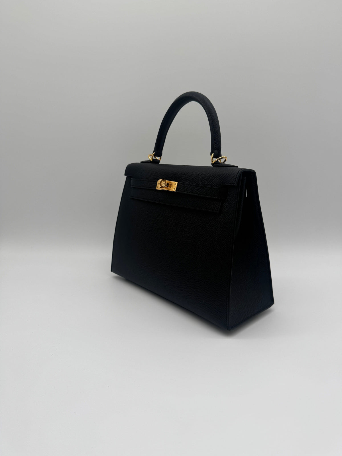 Prime Concierge Hermès Kelly 25 Black Epsom Gold Hardware