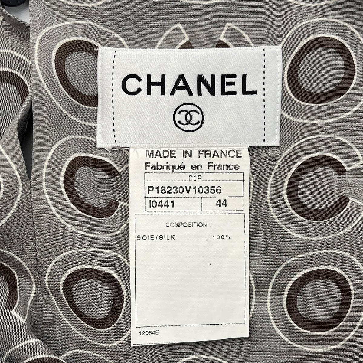 PURPOSE CHANEL COCO LOGO SLEEVELESS BLOUSE GRAY SILK 44 01A RTW 90288026