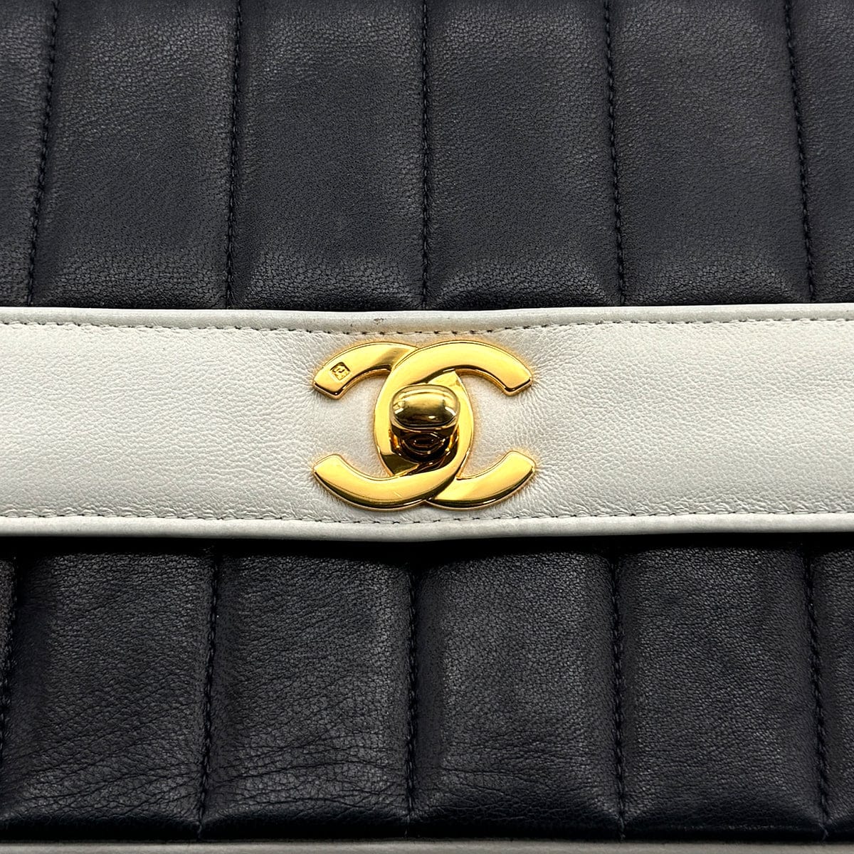 PURPOSE VINTAGE CHANEL MADEMOISELLE CHAIN SHOULDER BAG NAVY WHITE LAMB SKIN GOLD HARDWARE 90322940