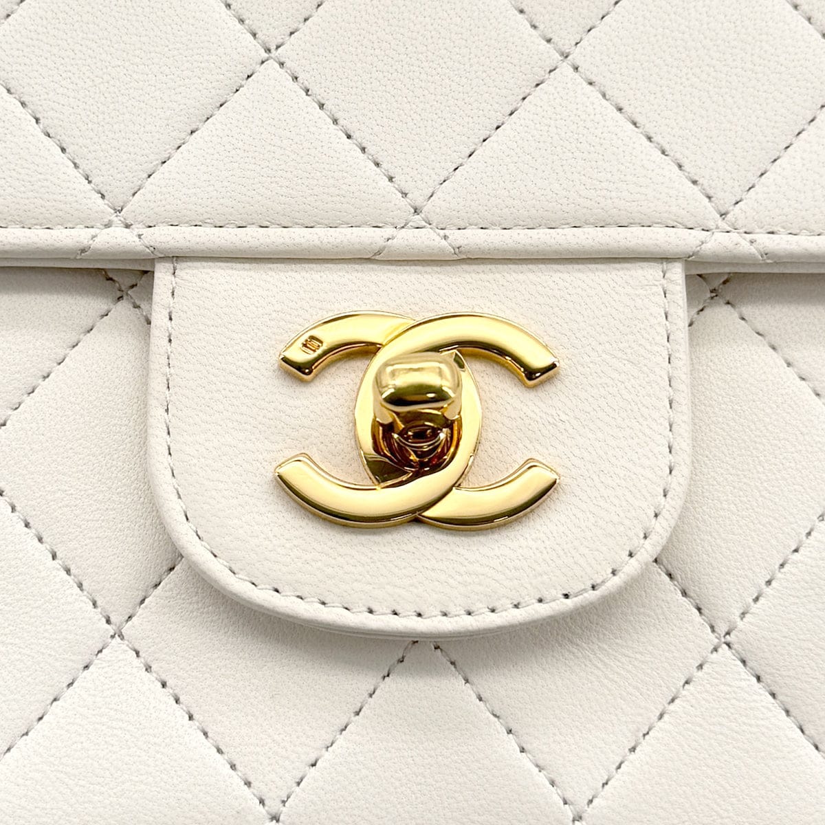 PURPOSE VINTAGE CHANEL MATELASSE CHAIN SHOULDER BAG WHITE LAMB SKIN GOLD HARDWARE 90314884
