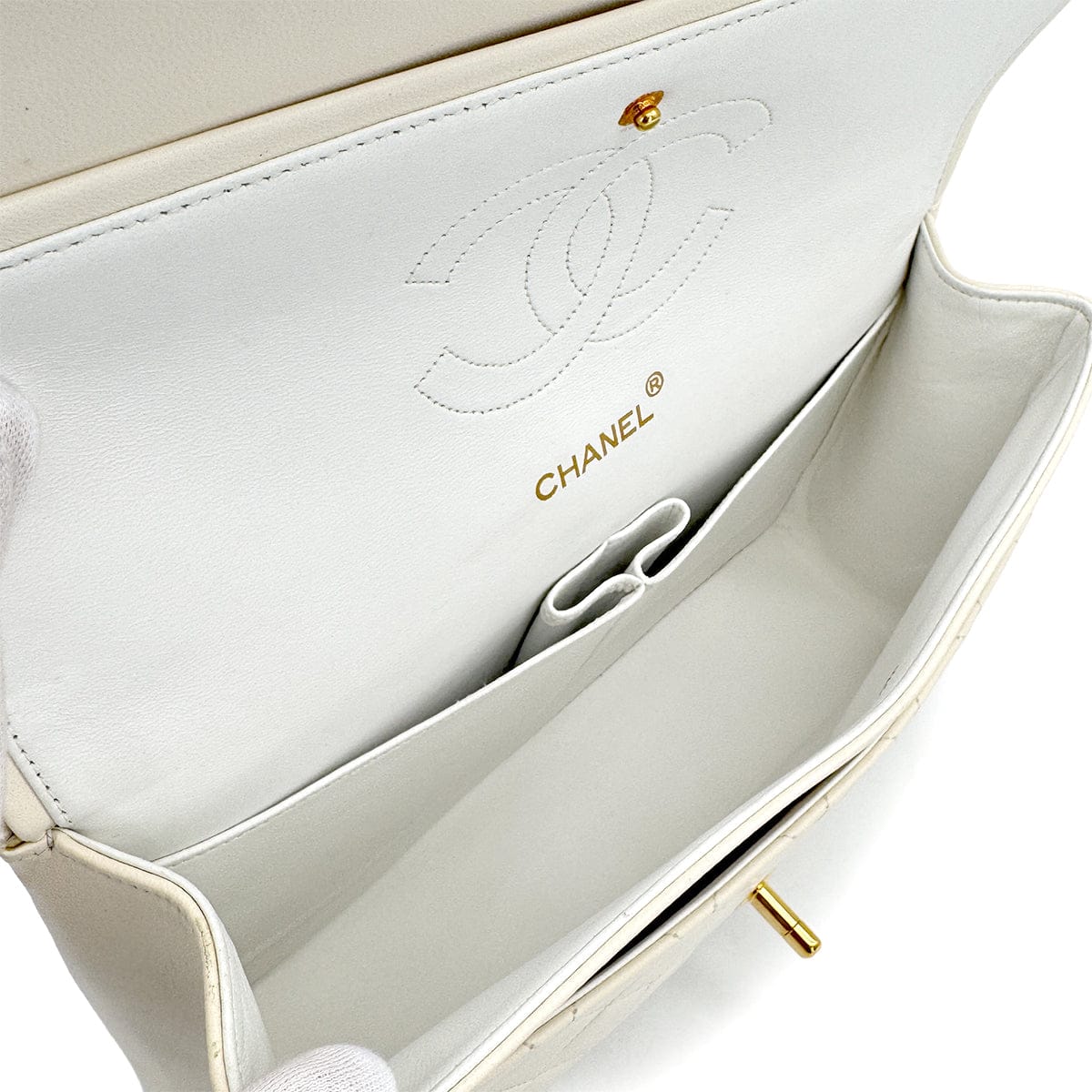 PURPOSE VINTAGE CHANEL MATELASSE CHAIN SHOULDER BAG WHITE LAMB SKIN GOLD HARDWARE 90314884