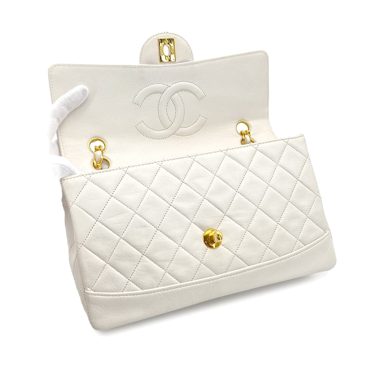 PURPOSE VINTAGE CHANEL MATELASSE CHAIN SHOULDER BAG WHITE LAMB SKIN GOLD HARDWARE 90324753