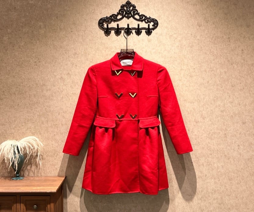 Valentino Valentino red metallic V-neck coat / size 38 / 99% new Retail price: 42,000/42,550