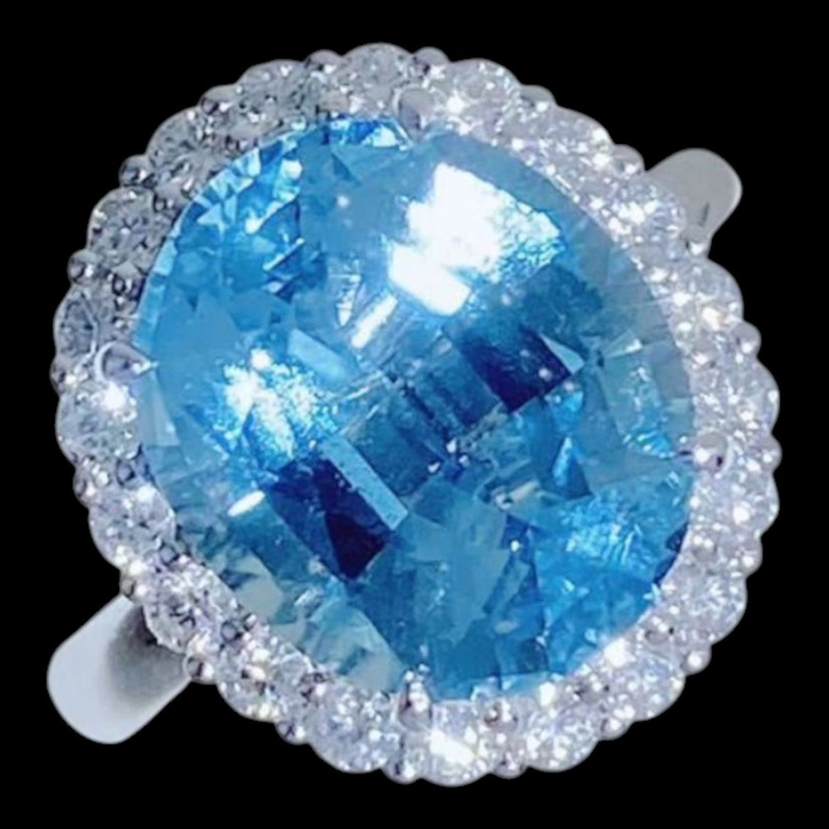 2 Way Oval 5.04ct "Santa Maria" Aquamarine with 0.61ct Natural White Diamonds set in 18K White Gold