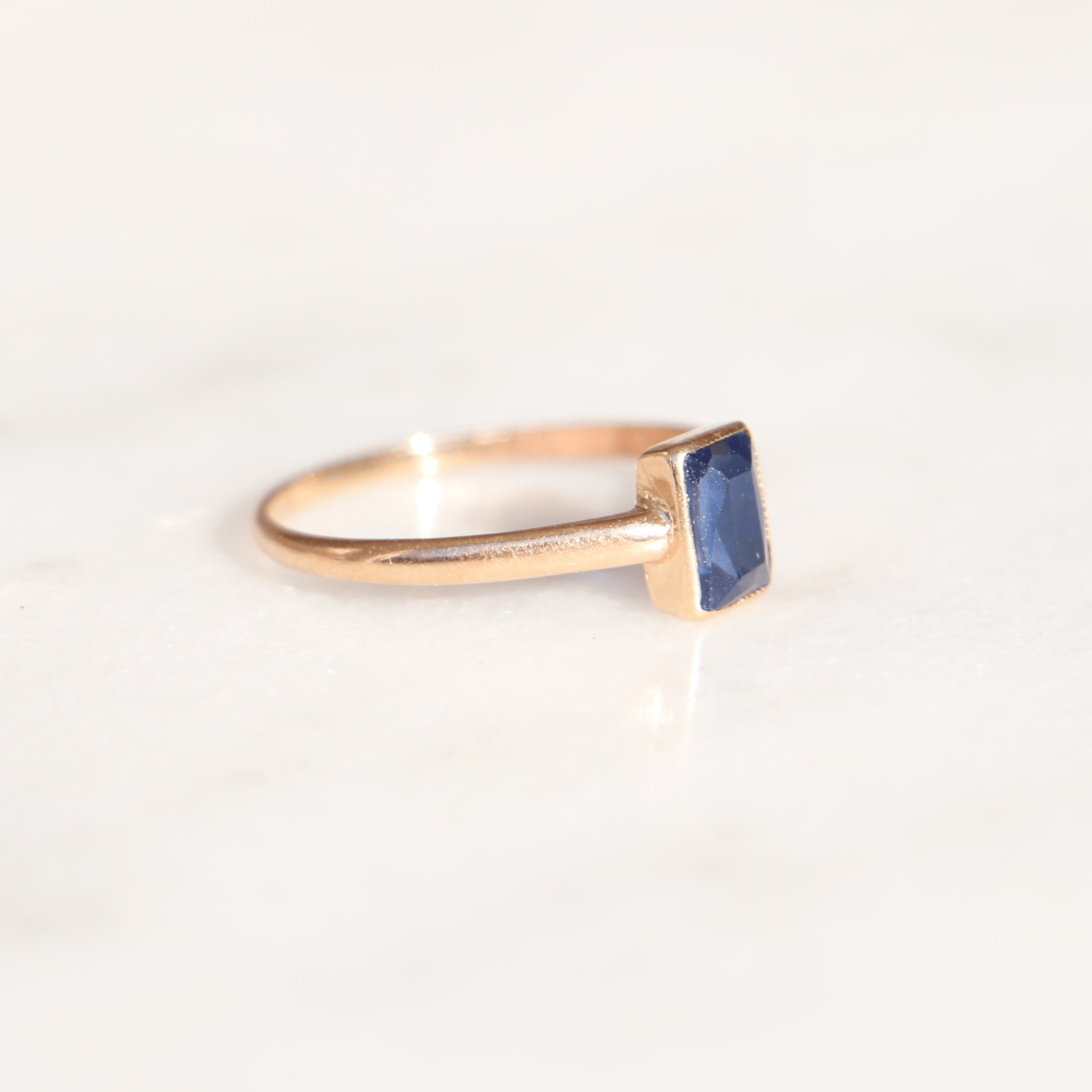 WillowFineJewellery 9ct Gold Vintage Emerald Cut Sapphire Ring