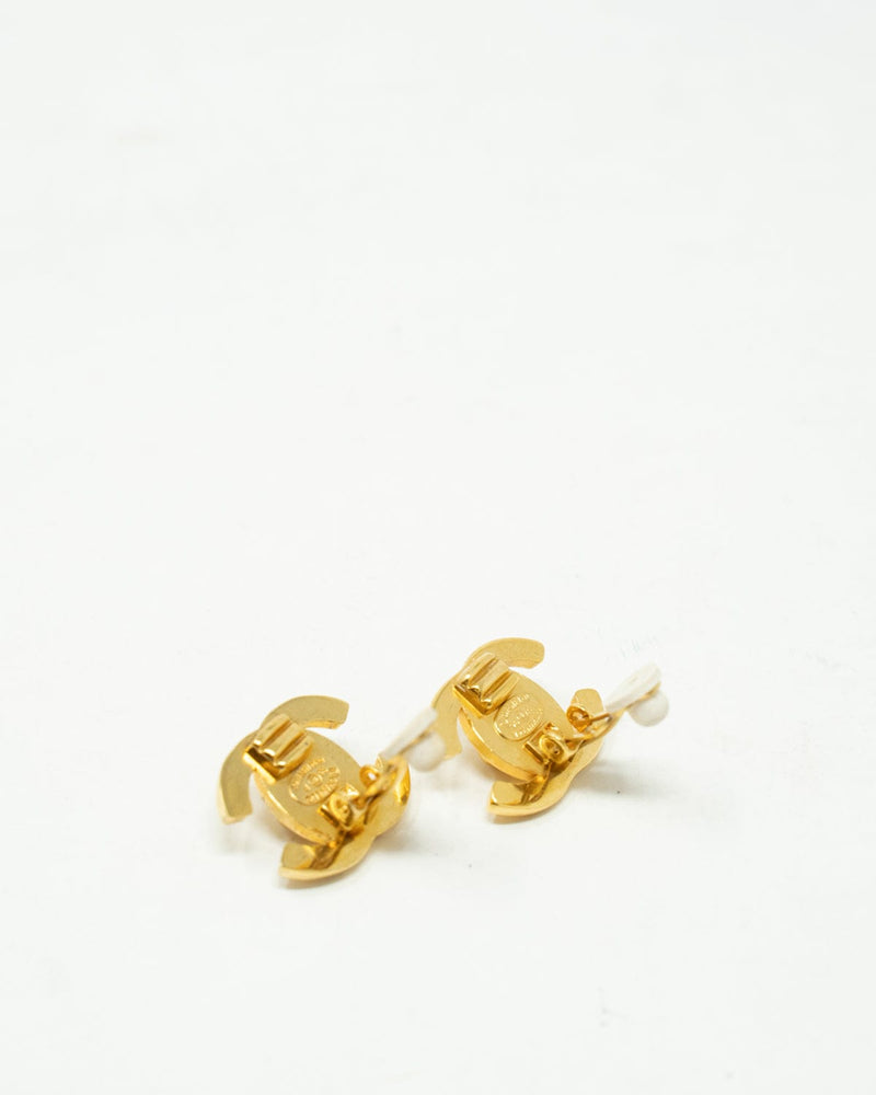 Chanel 14. LP Christos **Vintage CHANEL golden turnlock CC earrings. - AWC1075