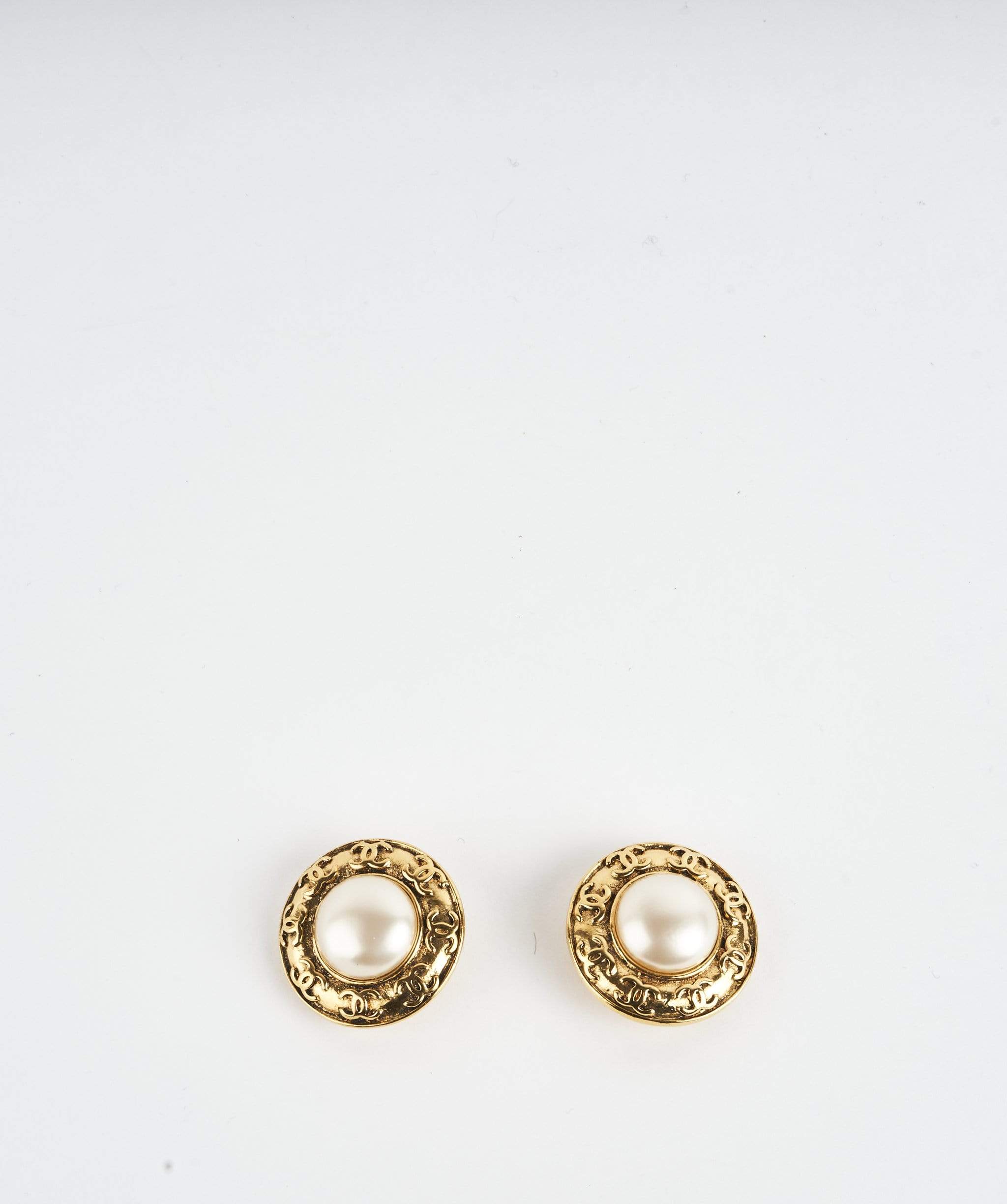 Chanel Chanel 1994 Round Pearl Earrings