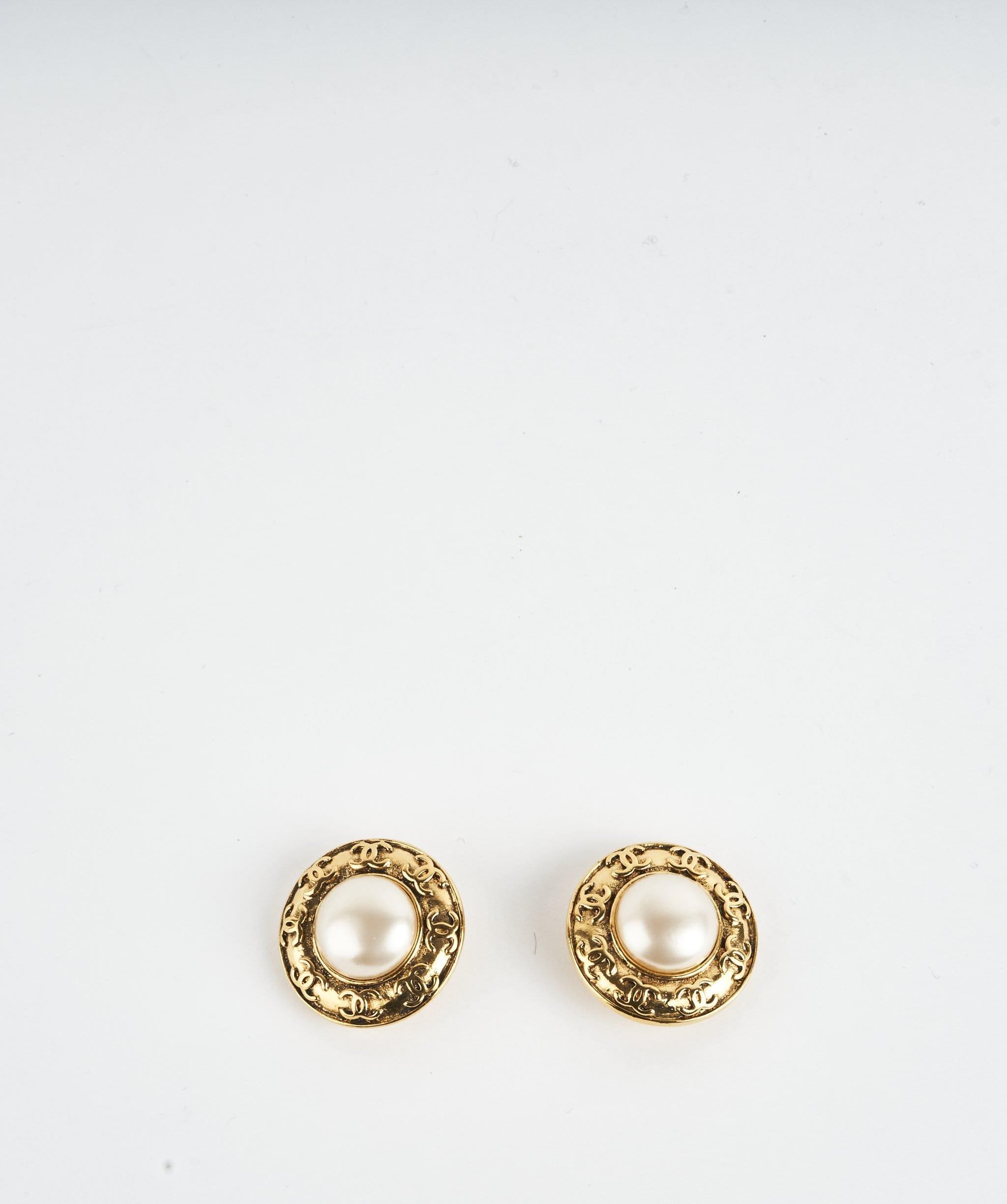 Chanel Chanel 1994 Round Pearl Earrings