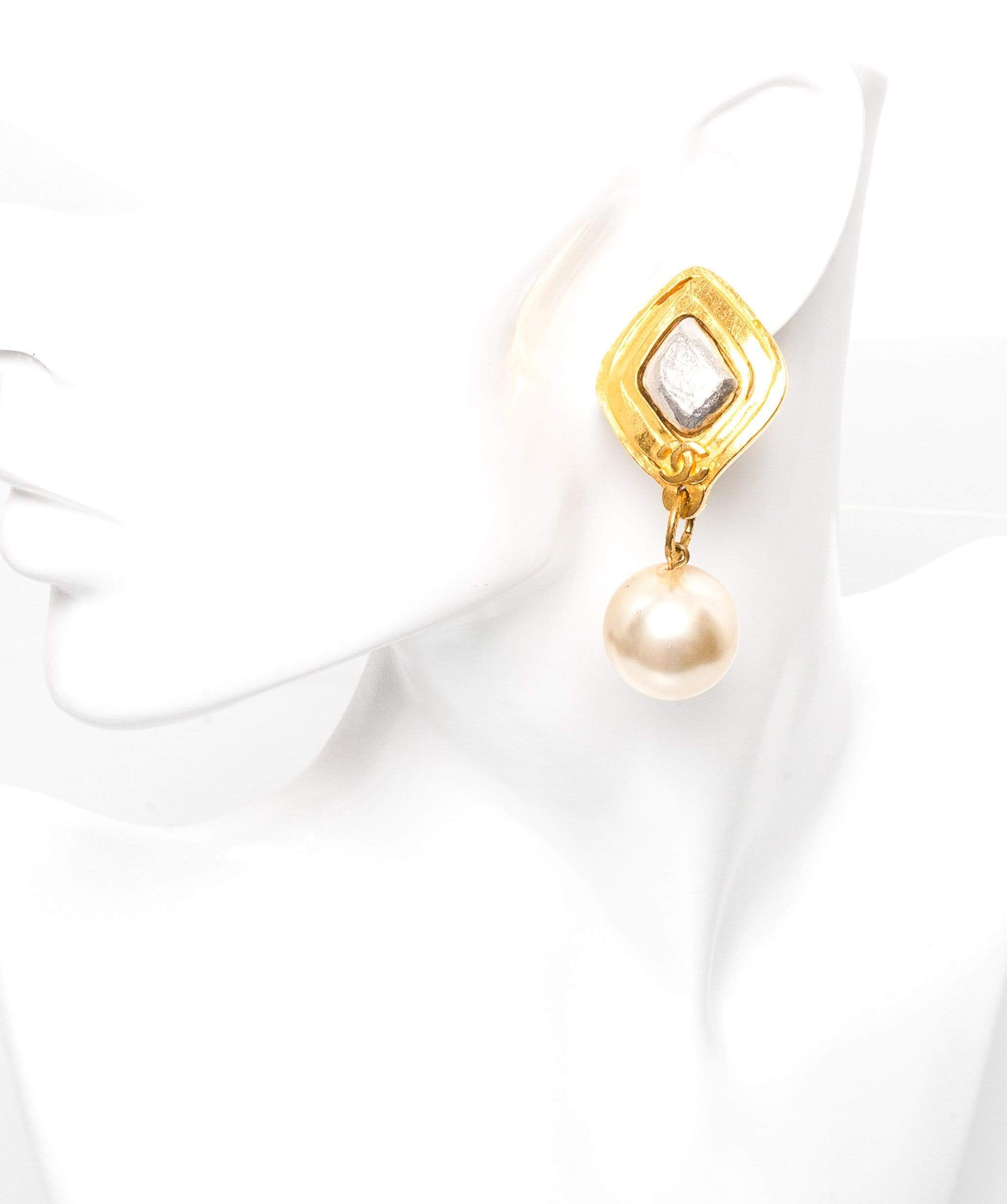 Chanel Chanel 1997 Gold Pearl Drop Earrings - AWL1524