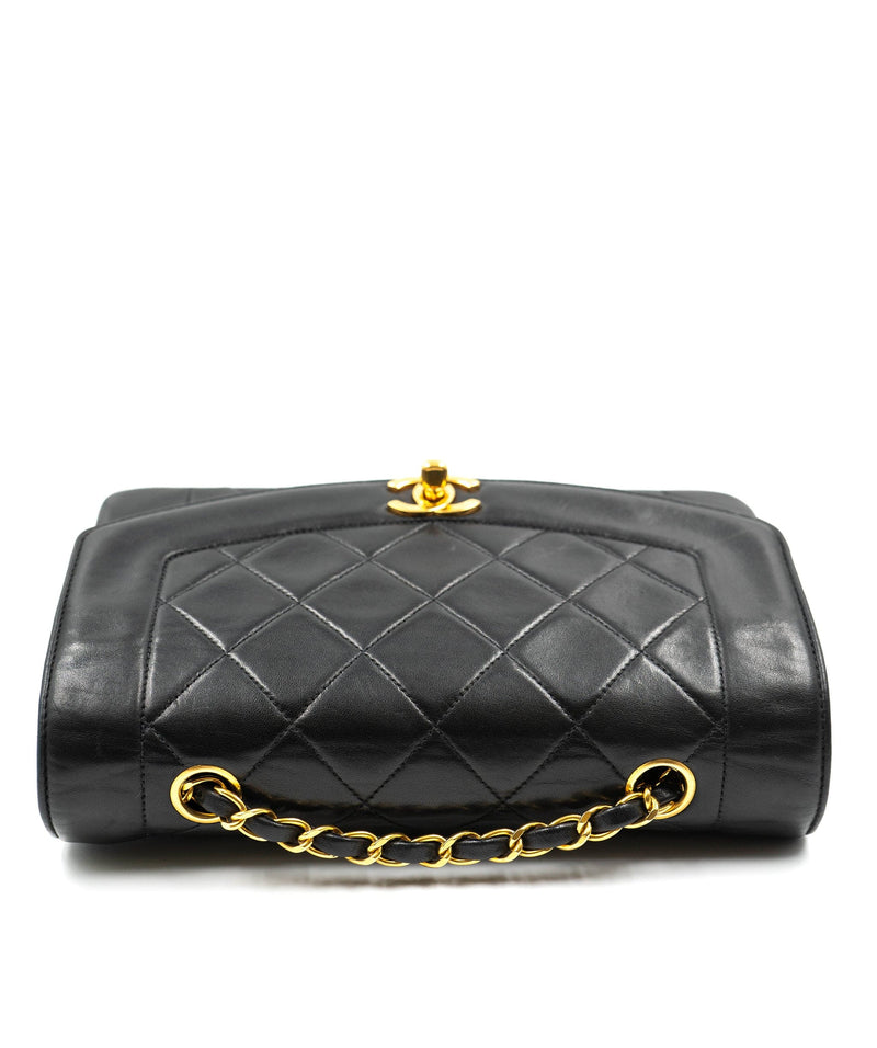 Chanel Chanel Black Caviar Card Holder On Chain  - AGL1292