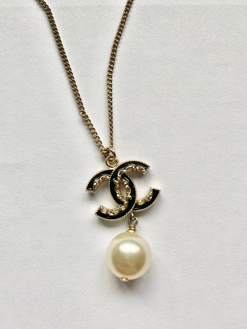 Large Pearl CC Cut Out Chanel Logo Necklace – Vintage Vogue Lux