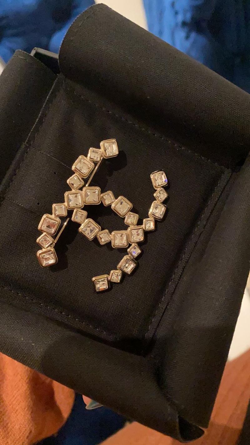 Letter Vuitton Fashion Brooch in Pearl and Rhinestones