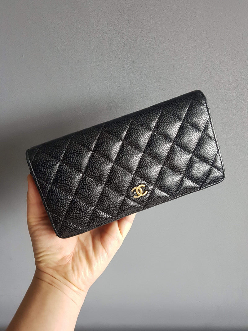 CHANEL Authentic Matrasse Caviar Skin Leather Black Clasp Bifold Wallet