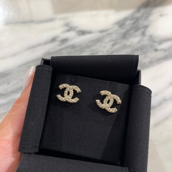 Chanel CC champagne gold faux pearl stud earrings AJL0062 – LuxuryPromise