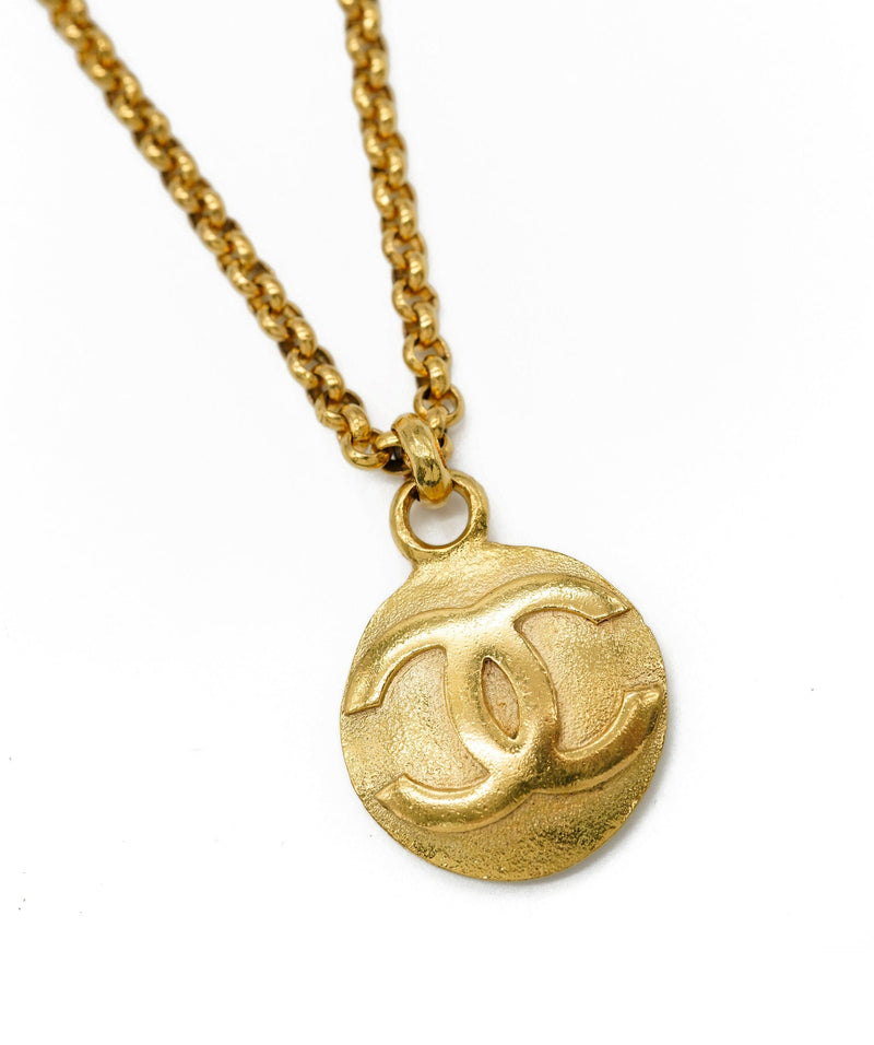 Chanel cc discount necklace gold