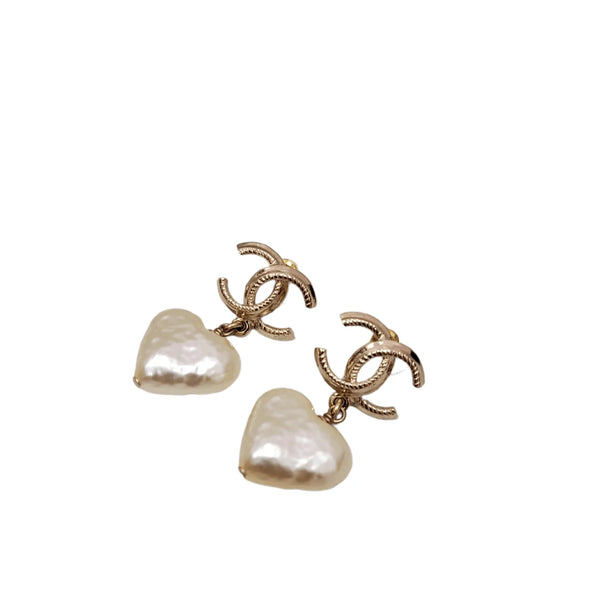 NIB 22C Chanel Heart Pearl Gold CC Logo Stud Earrings