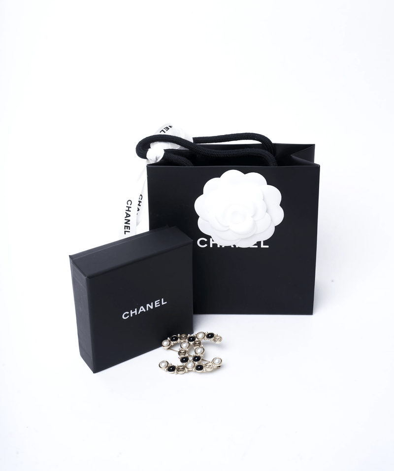 Chanel Chanel CC logo, pearl and black brooch