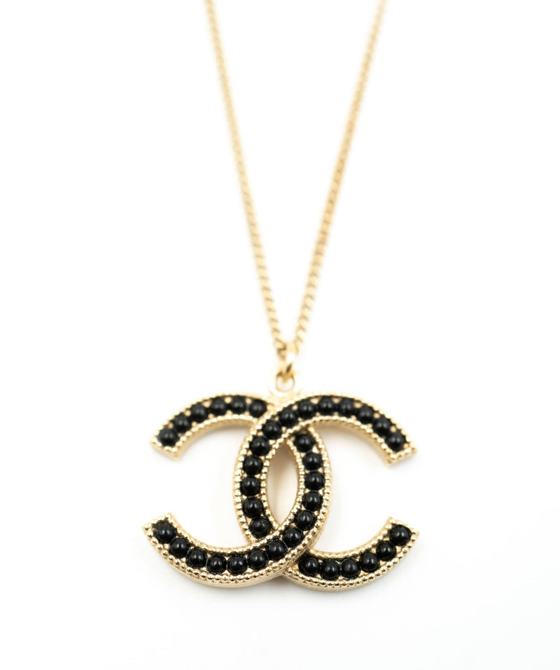 Chanel necklace discount cc