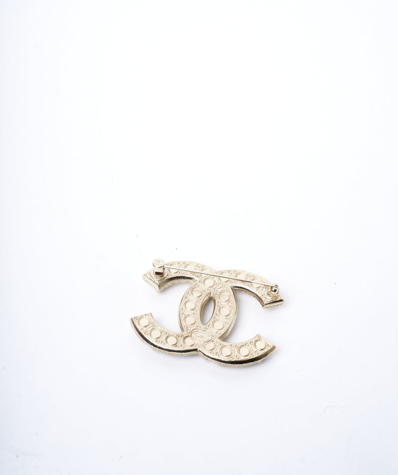 Chanel CC pearl and gold encrusted brooch – LuxuryPromise