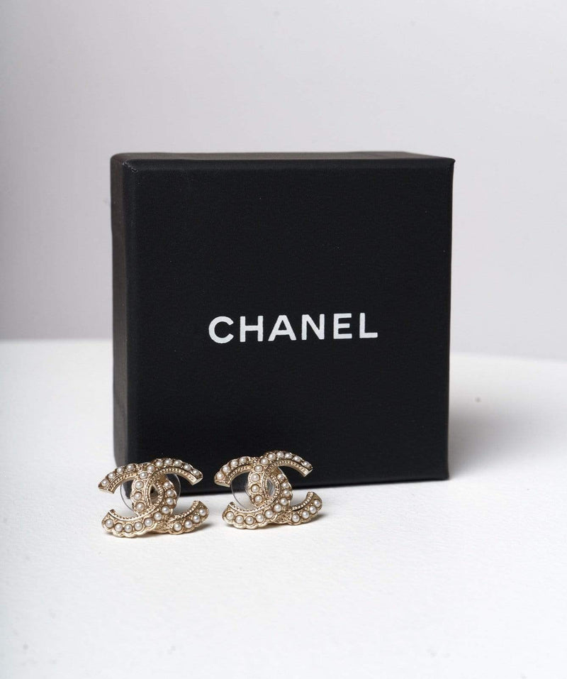 Chanel Chanel CC pearl cut out gold trimmed edges