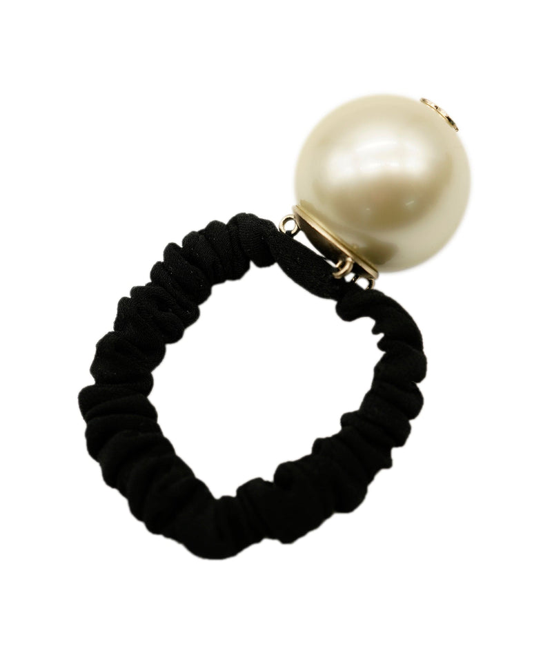 Pearl pin & brooche Chanel Black in Pearl - 26182809