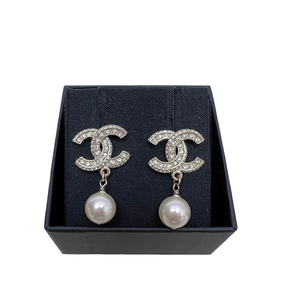Chanel CC Strass Pearl Drop Earrings (Pierced) SYL1060 – LuxuryPromise