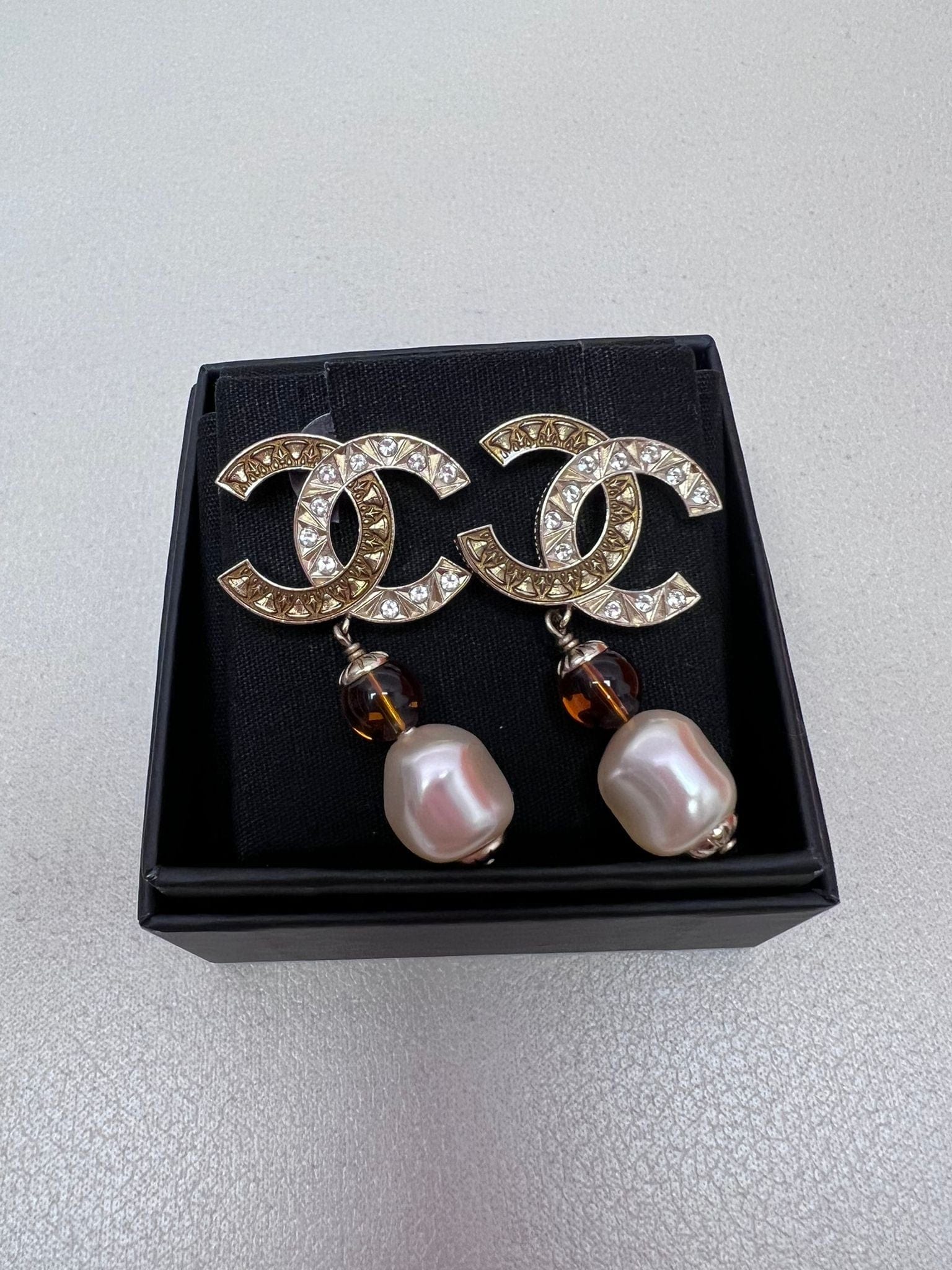 Chanel CC Strass Pearl Drop Earrings (Pierced) SYL1067 – LuxuryPromise
