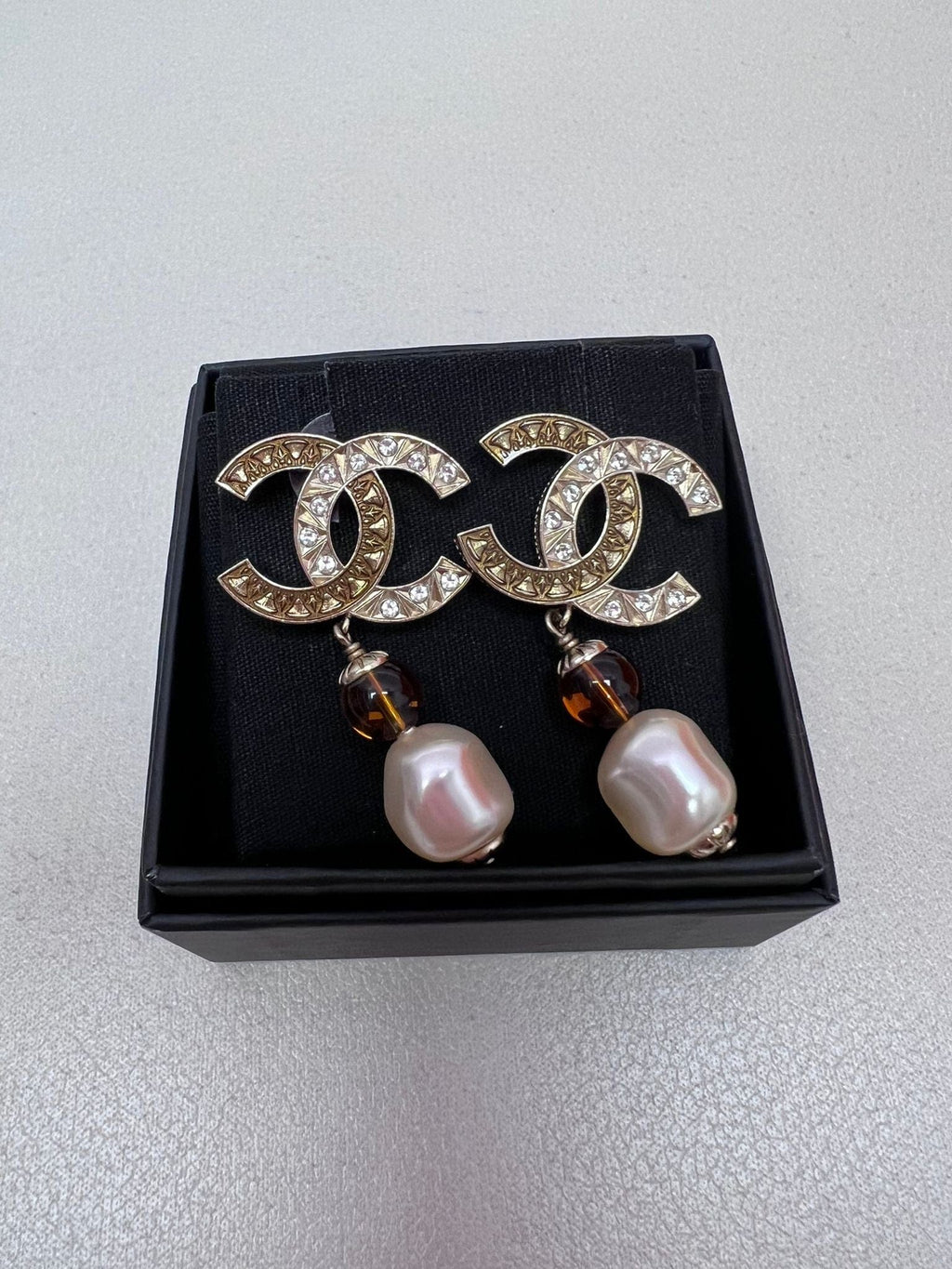 Chanel CC Strass Pearl Drop Earrings (Pierced) SYL1060