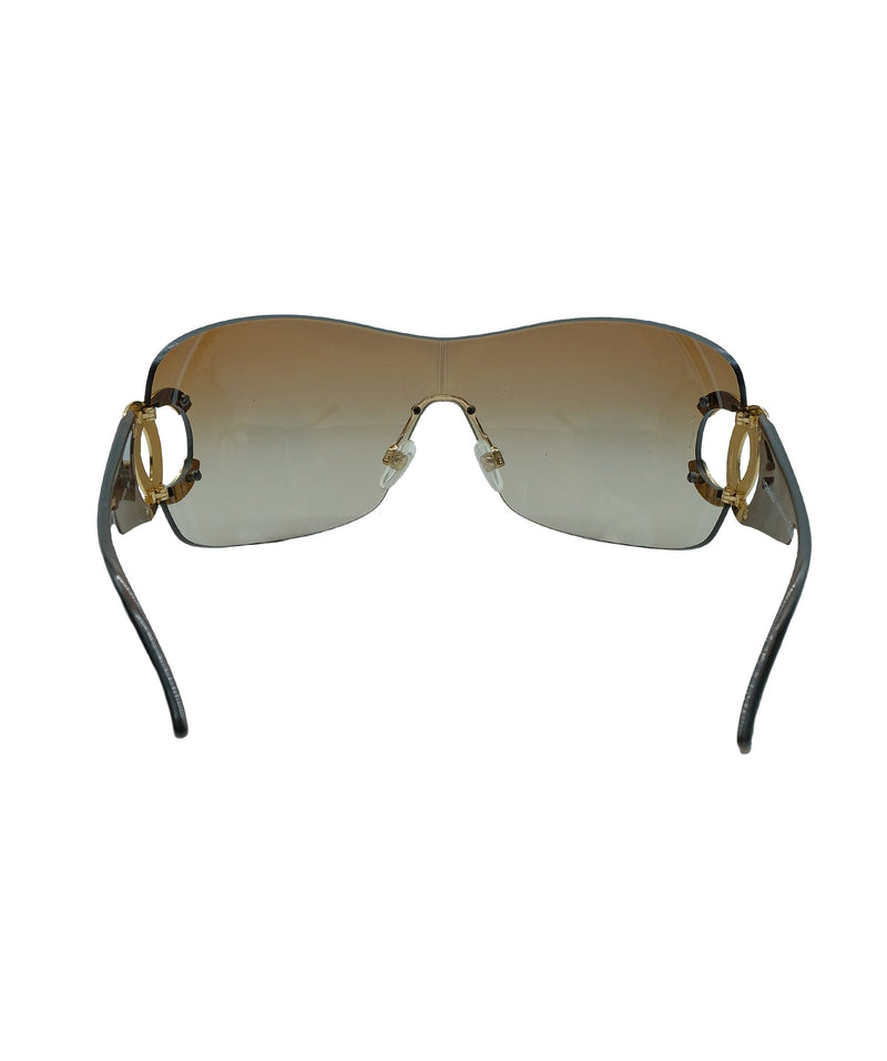 LOT:74  CHANEL - a pair of sunglasses.