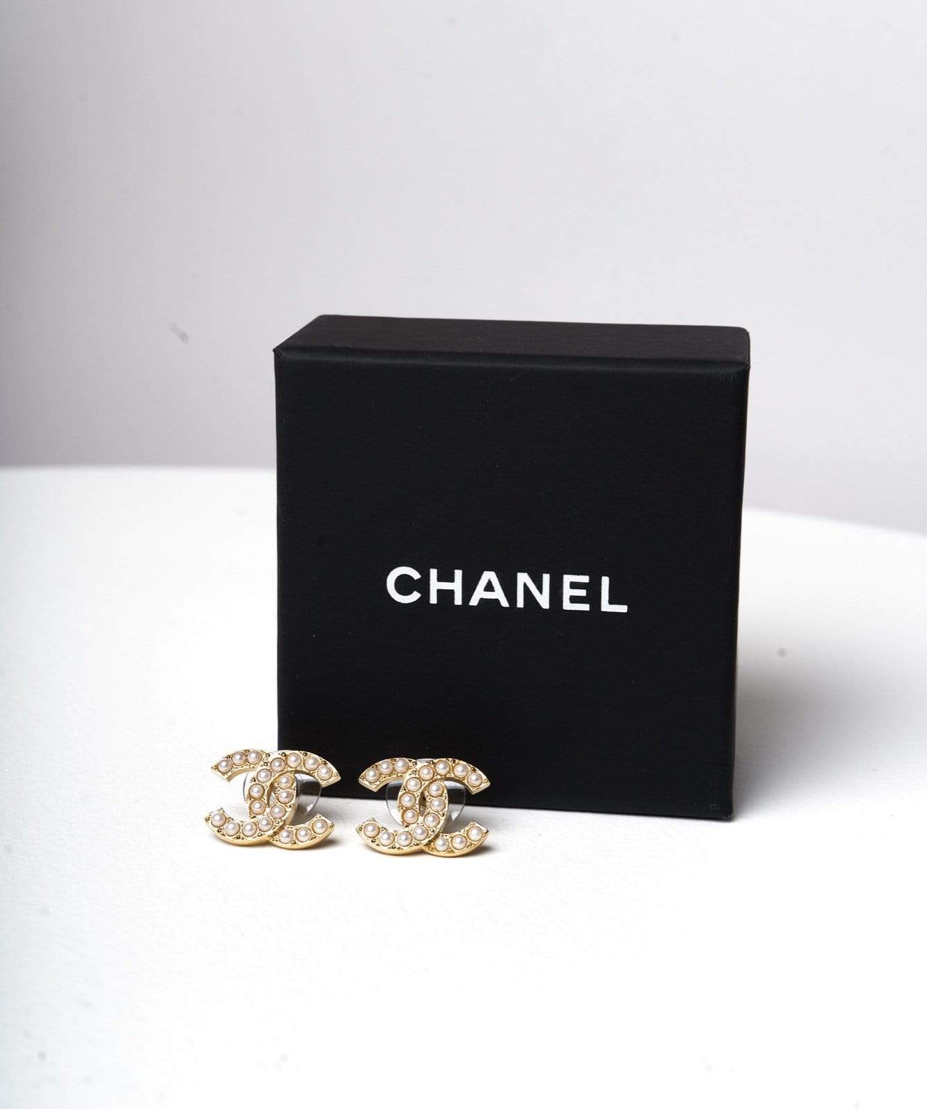 Chanel Chanel CC yellow gold and pearl earrings
