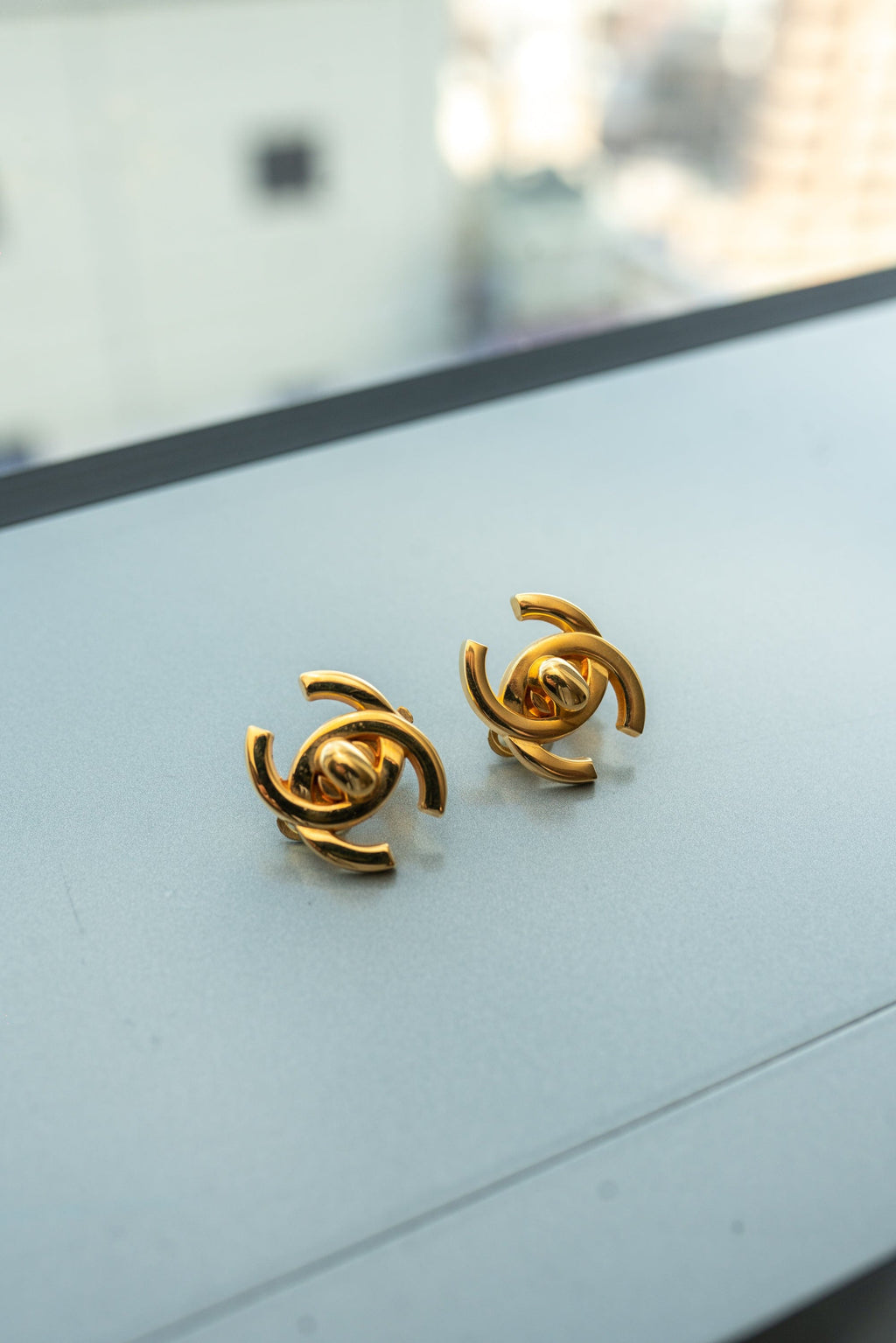 Chanel Matte Gold CC Earring – Elephant Clouds Apparel