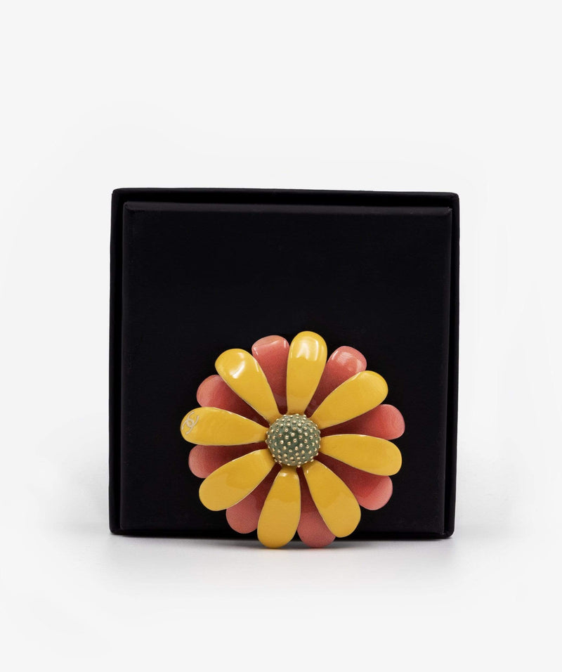 CHANEL CC LOGO ENAMEL DAISY FLOWER PIN