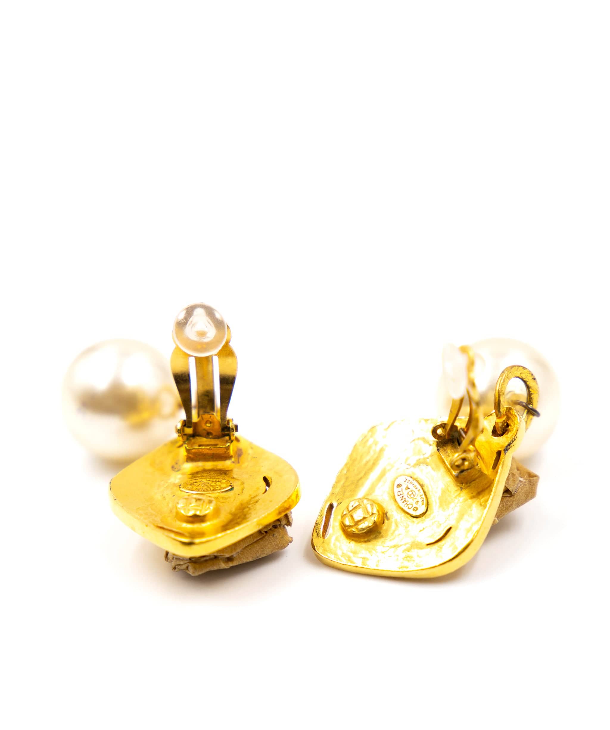 Chanel Chanel Gold and silver clip on earrings with oversized pearls (1997 Autumn) - AGL2158