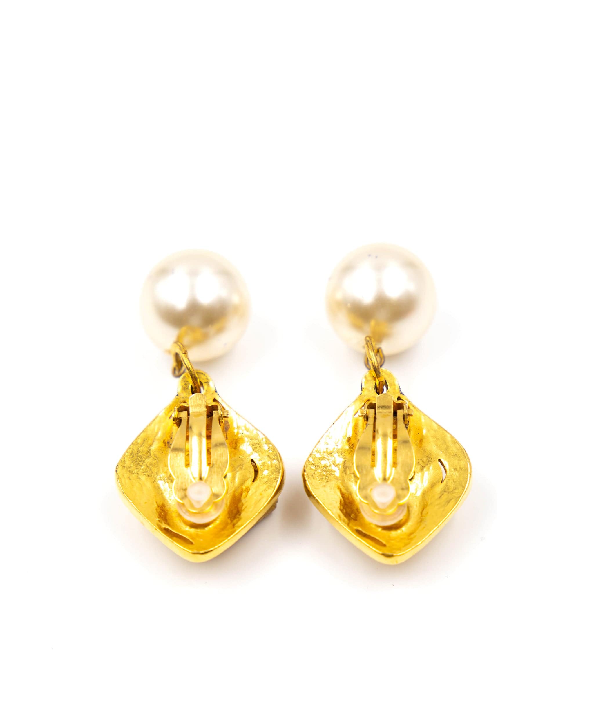 Chanel Chanel Gold and silver clip on earrings with oversized pearls (1997 Autumn) - AGL2158