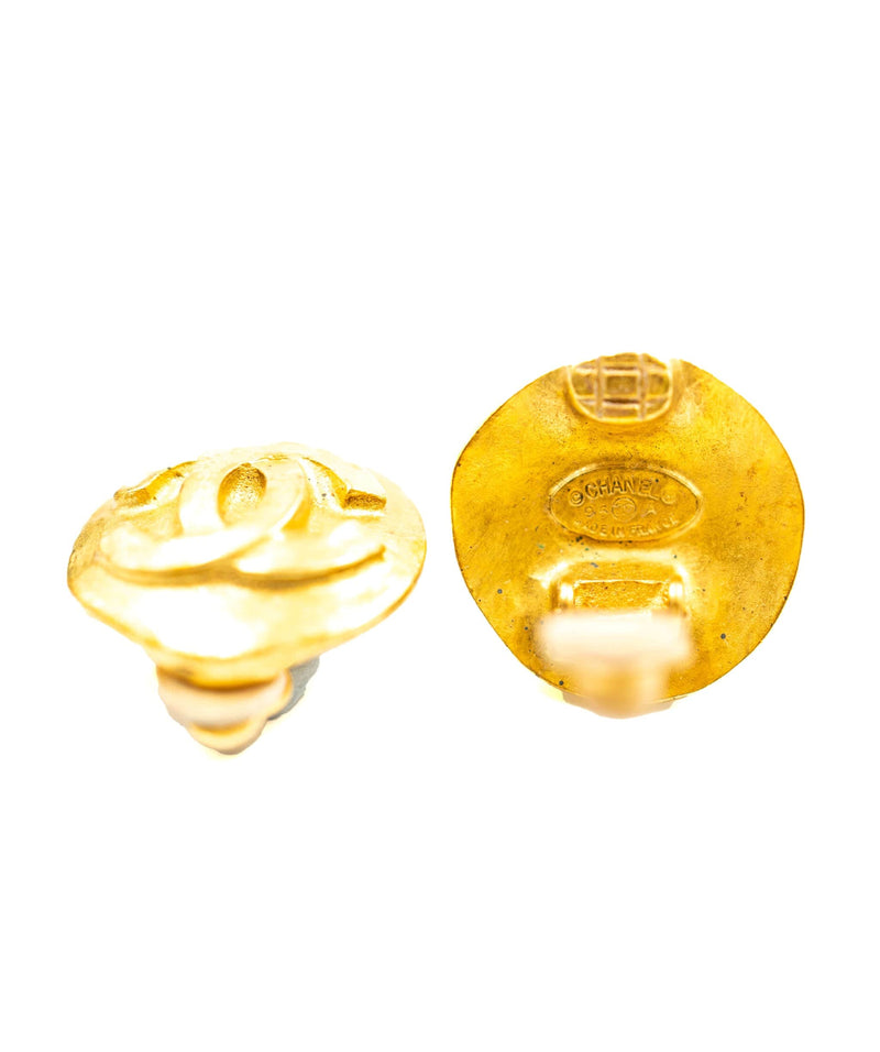 Chanel Chanel Gold CC Round Clip-On Earrings - AWL4147