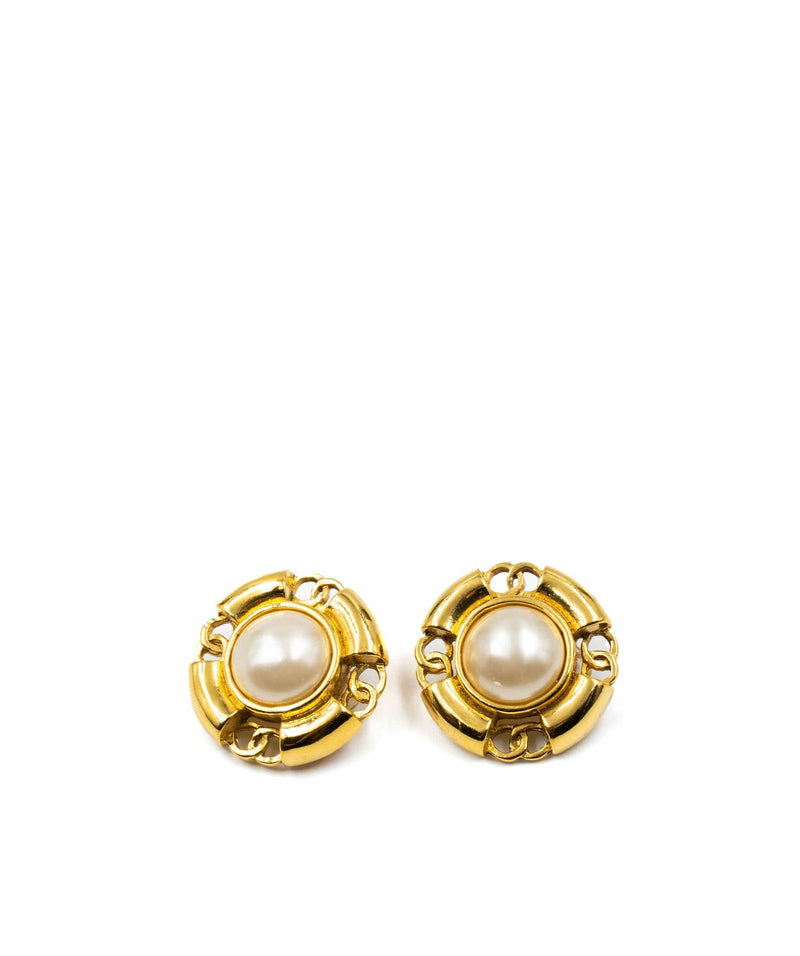 Chanel Chanel Gold clip on earring with cc details surrounding pearls (1993 autumn) with original box - AGL2159