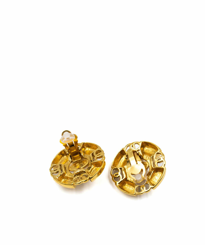 Chanel Chanel Gold clip on earring with cc details surrounding pearls (1993 autumn) with original box - AGL2159