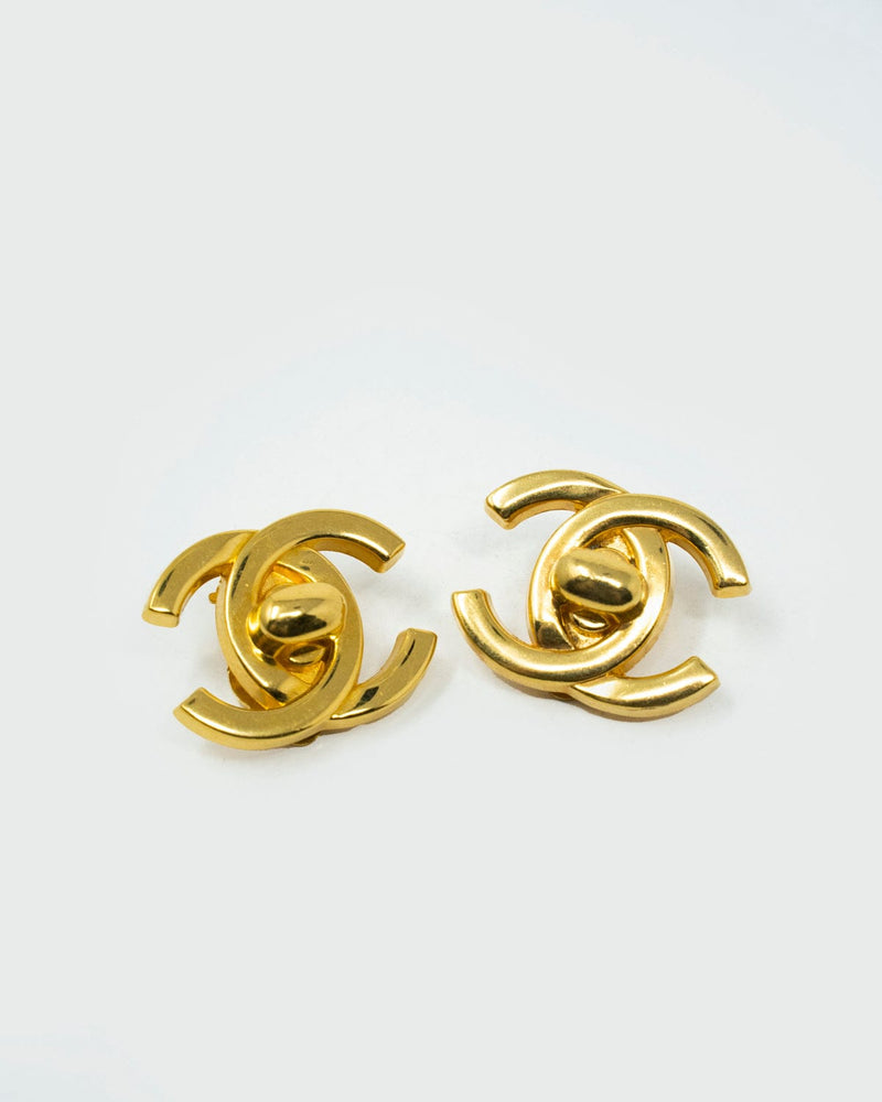 Chanel Chanel Gold Large CC turnstile earrings - AWL3083
